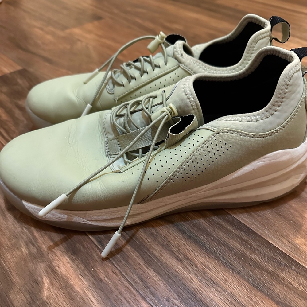 Selling my size 9 cloves. Don’t use them, I’d rather use my sneakers.